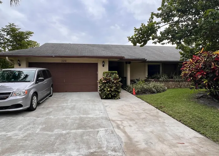 Entire Single Family Home 3 Bed 2 Bath In Water Front Big Cozy Back Yard View