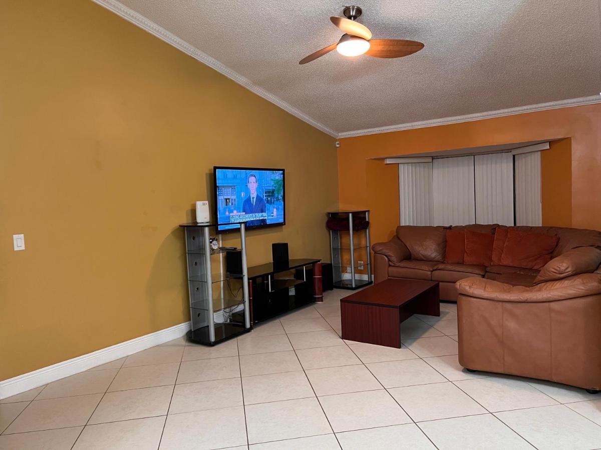 Entire Single Family 3 Bed 2 Bath In Water Front Big Cozy Back Yard View Coconut