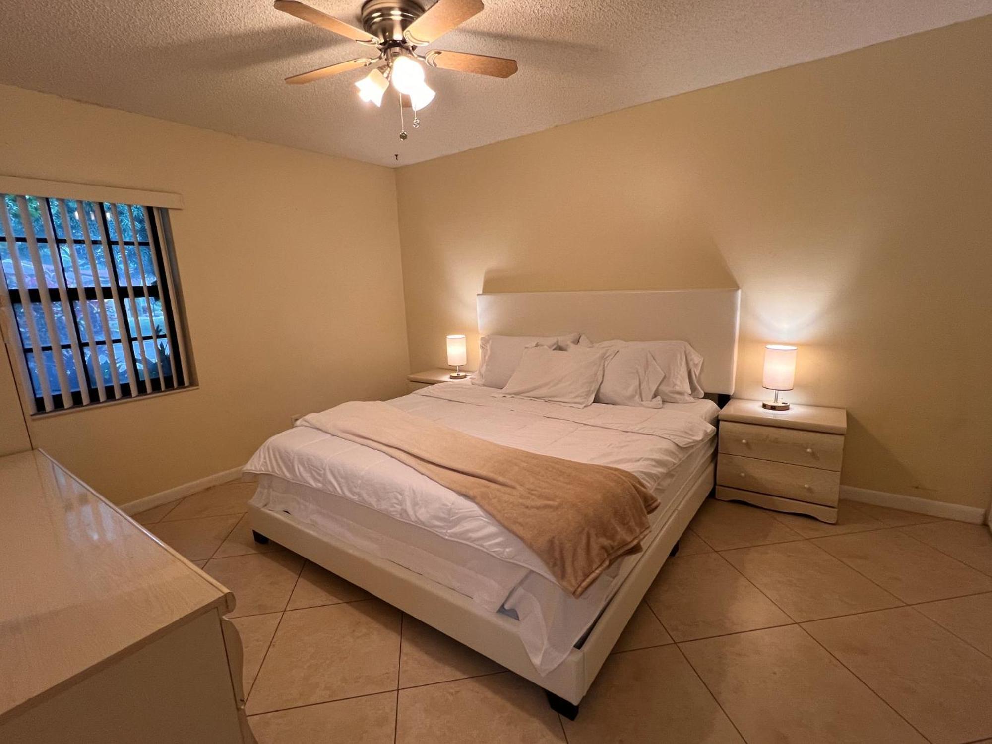 Ferienhaus Entire Single Family 3 Bed 2 Bath In Water Front Big Cozy Back Yard View Coconut