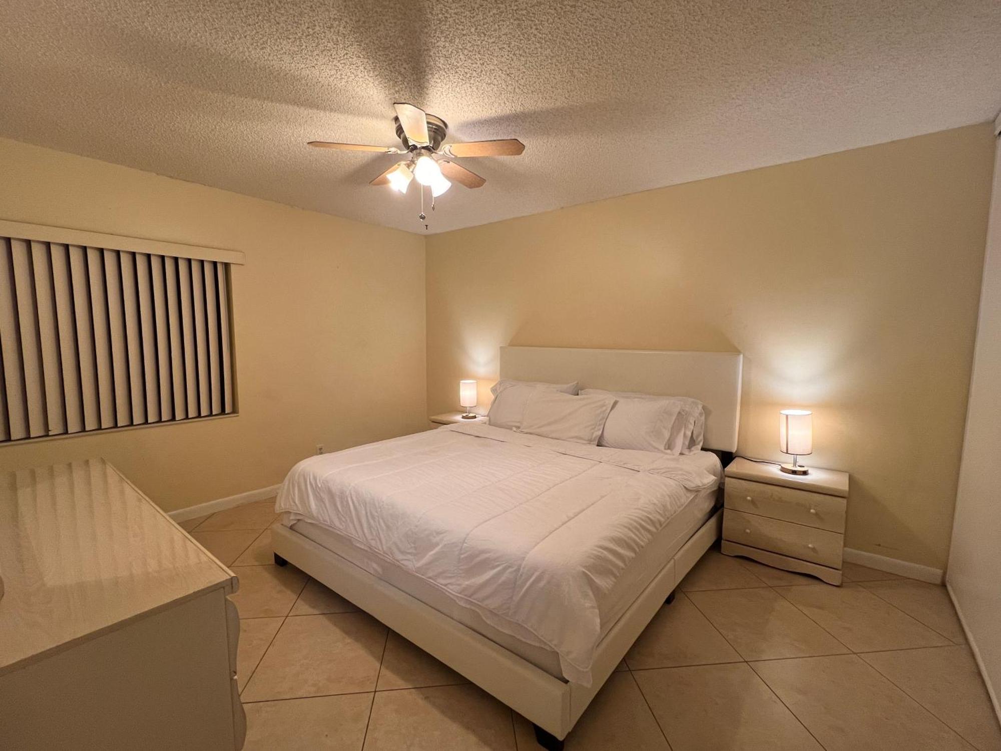 Entire Single Family 3 Bed 2 Bath In Water Front Big Cozy Back Yard View